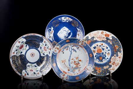 Dieci piatti in porcellana Imari e Famiglia Rosa, con decorazione floreale...