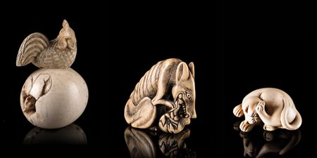 Gruppo di tre netsuke in avorio raffiguranti coppia di galletti con uovo, un...