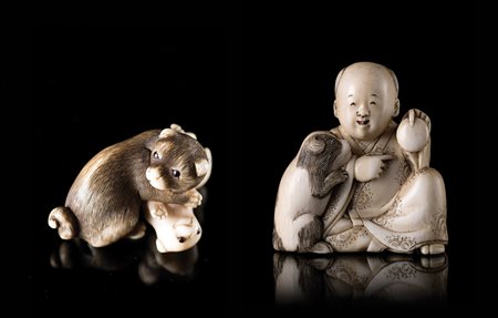 Due netsuke in avorio, uno raffigurante karako con cucciolo, firmato Komin,...