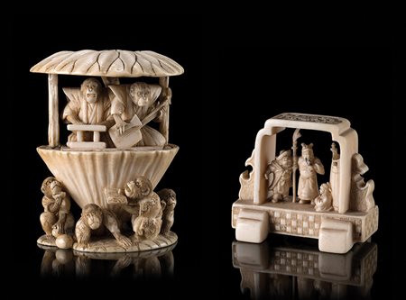 Due netsuke in avorio, uno raffigurante una scena di teatro con attori,...
