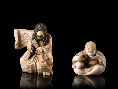 Due netsuke in avorio, uno raffigurante uomo che beve il sake, firmato...