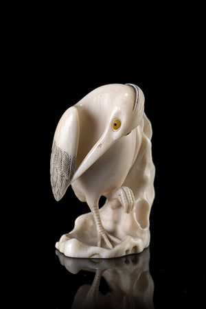 Netsuke in avorio raffigurante una gru su rocce Giappone, sec. XIX...