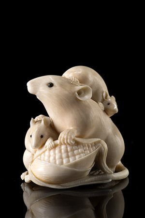 Netsuke in avorio raffigurante gruppo di topolini con pannocchia, firmato...
