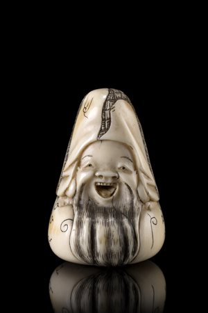Netsuke in avorio raffigurante Daruma con espressione gioviale, firmato...