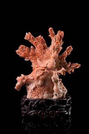 Piccolo ramo in corallo rosa scolpito con pavone dalla lunga coda su ramo,...