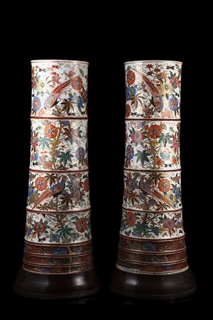 Coppia di grandi vasi a forma di ramo di bambuí in porcellana Imari decorata...