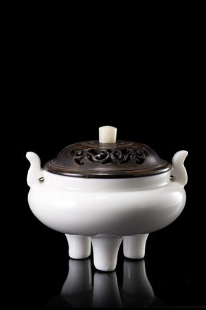 Incensiere tripode in porcellana dehua, con doppie anse, con coperchio in...