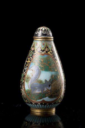 Snuff bottle in metallo cloisonnË decorata con uno scoiattolo tra rami di...