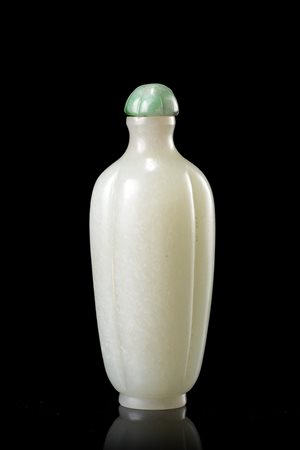 Snuff bottle in giada color celadon a forma di melone Cina, sec. XIX...
