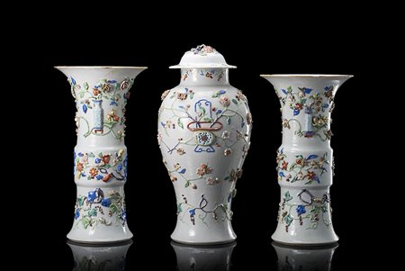 Garnitura formata da un vaso a balaustro con coperchio e due vasi a tromba in...
