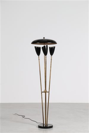 MANIFATTURA ITALIANA Lampada da terra in metallo laccato e ottone, anni 50....