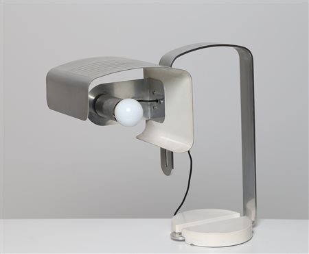 MANIFATTURA ITALIANA Lampada da tavolo in metallo cromato, anni 50. -. Cm...