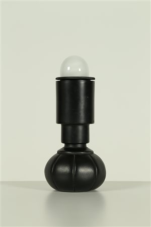 SARFATTI GINO (1912 - 1985) Lampada da tavolo in metallo laccato e base in...