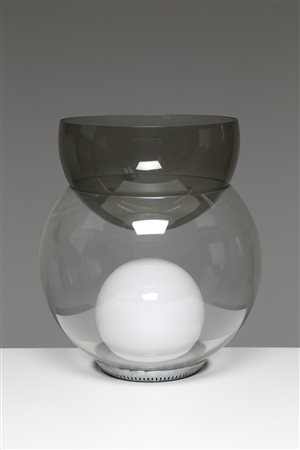 AULENTI GAE (1927 - 2012) Lampada da tavolo in metallo cromato e vetro...