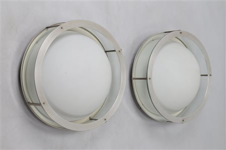 PIA GUIDETTI Coppia di applique in alluminio satinato, vetro opalino e vetro...