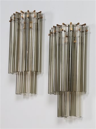 VENINI Coppia di appliques, in metallo ottone e vetri tubolari, anni 60. -....