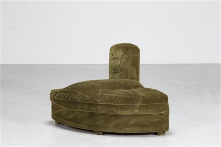 MANIFATTURA ITALIANA Poltrona angolare in legno e velluto, anni 40. -. Cm...