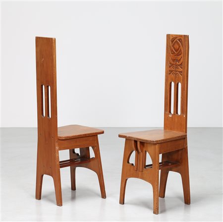 BAUER LEOPOLD Attrib. Coppia di sedie in legno scolpito, anni 50. -. Cm 35,00...