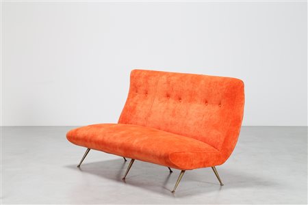 MANIFATTURA ITALIANA Divano in tessuto arancione e piedi in ottone, anni 50....