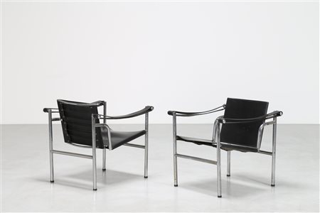 LE CORBUSIER Coppia di poltroncine basculanti in tubolare d’acciaio e cuoio,...