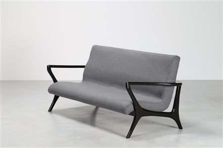 KAGAN VLADIMIR Attrib. Divano in tessuto e legno laccato nero, anni 50. -. Cm...