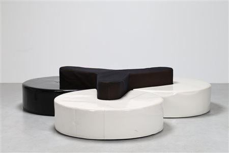 MANIFATTURA ITALIANA Divano da centro in skai e tessuto, anni 70. -. Cm...