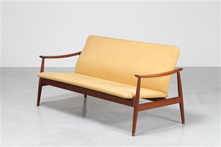 JUHL FINN (1912 - 1989) Divano in teak e tessuto, mod. 138, per France & Søn...