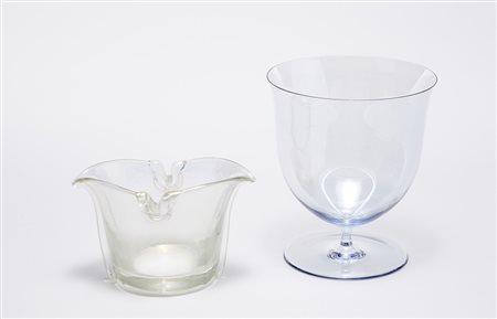 Lotto composto da due vasi in vetro soffiato azzurrino e incolore iridato....