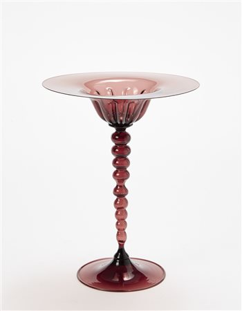 Manifattura di Murano Alzatina in vetro ametista scuro con coppa baccellata....