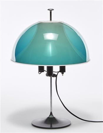 Lampada da tavolo con base in metallo e paralume in plexiglass verde....