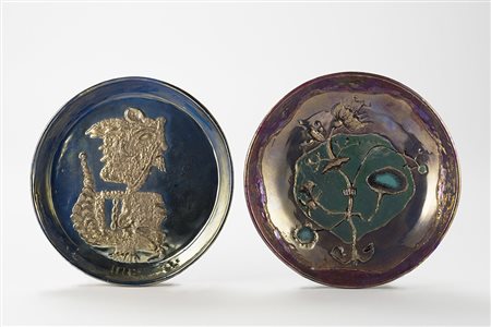 Pietro Melandri (Faenza 1885 - 1976) Due piatti in terracotta, decorati a...