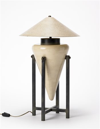 Lampada da tavolo con corpo conico in ceramica smaltata beige, montatura in...