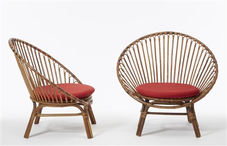 Coppia di sedie in malacca e giunco, con sedute rivestite in tessuto rosso....