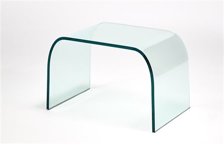 Fontana Arte Tavolino in cristallo di forte spessore curvato e molato, dal...