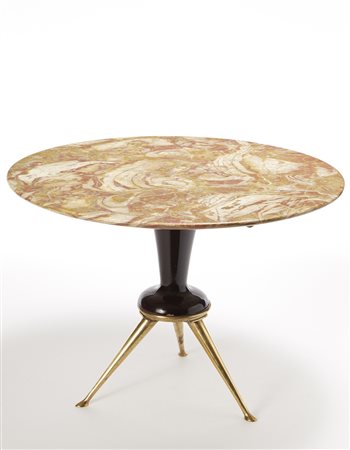 Tavolino con base in ottone e piano circolare in marmo rosa. Produzione...