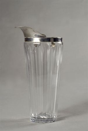 Shaker corpo in vetro molato, beccuccio in argento. Bolli 800. cm. 23,5