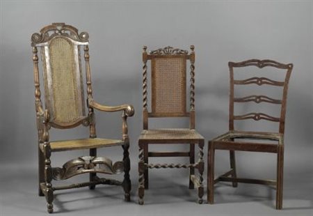 Due sedie e una poltrona in legno, di varie forme e misure.