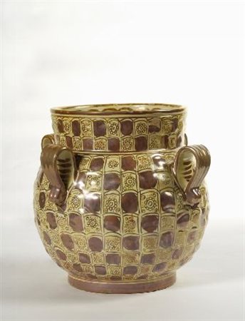 Cache pot a lustro, decorato in toni del giallo e oro, superficie bugnata con...