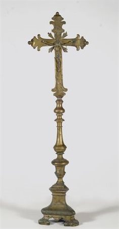 Crocifisso in bronzo su piedistallo tornito, cm. h. 57