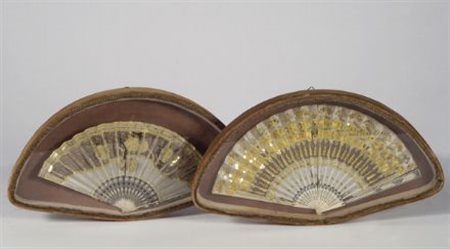 Due ventagli con pagine in seta e decori in ricamo a filo d’oro stecche in...