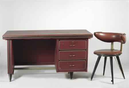 Scrittoio rivestito in finta pelle rossa con profilature in metallo,...