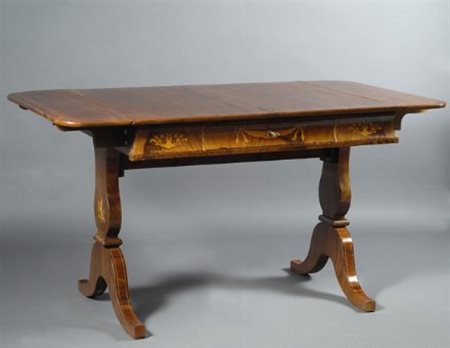 Tavolo scrittoio a bandelle listrato in noce, un cassetto sulla fascia, gambe...