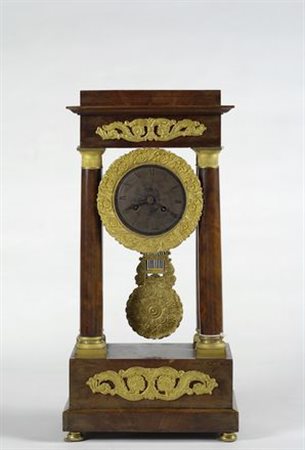 Orologio da tavolo in legno, di struttura architettonica, con rifiniture in...