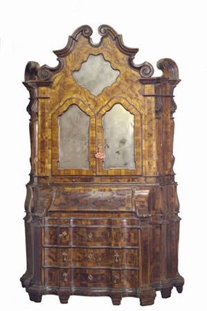 Ribalta con alzata impiallacciata in radica di noce con fronte mosso a tre...