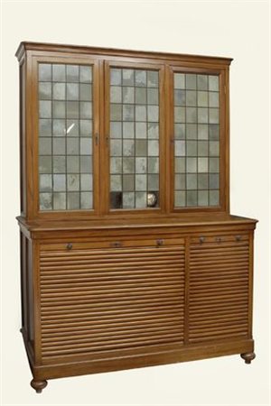 Mobile vetrina a doppio corpo in ciliegio, tre sportelli con vetri legati a...