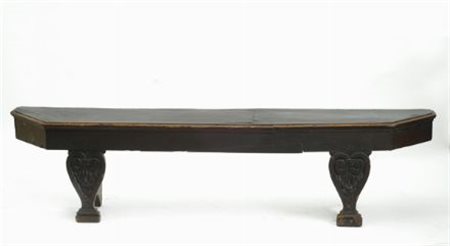 Panca in noce scantonata, piedi anteriori intagliati ed un’altra in noce con...