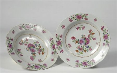 Coppia di piatti in porcellana dipinta, con fiori sulla gola e nel cavetto,...