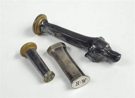 Tre sigilli in metallo con decori a sbalzo, inizi XX sec.