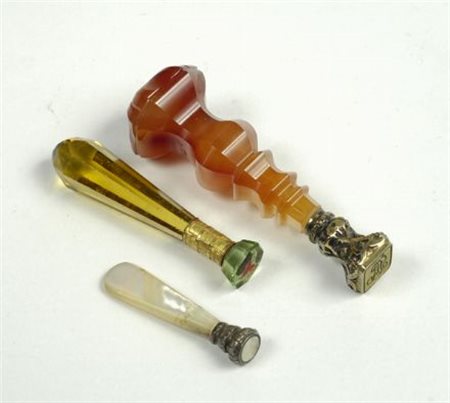 Tre sigilli di varia forma, con manici in cristallo e madreperla.