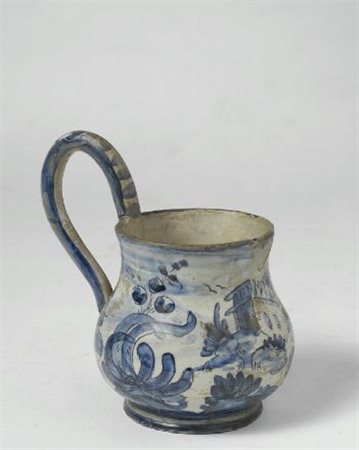 Bricco in maiolica bianca e blu dipinta a paesaggio. Savona XVII sec.